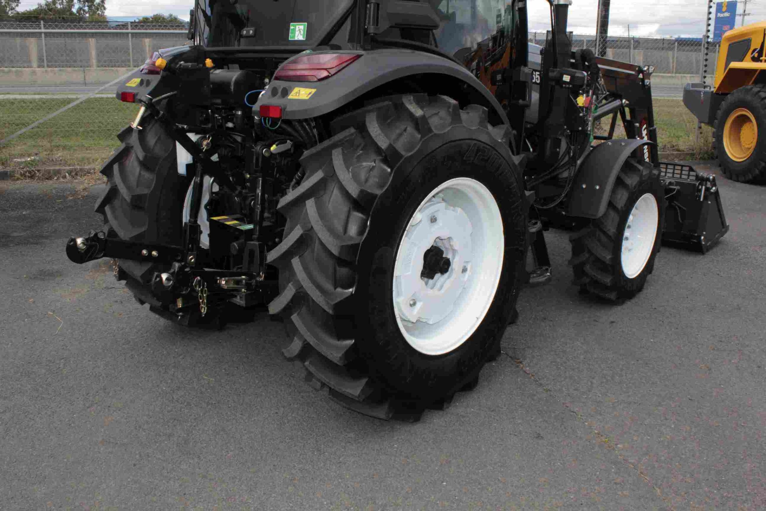 LGF754P 75HP Premium Tractor | UHI Machinery image 7