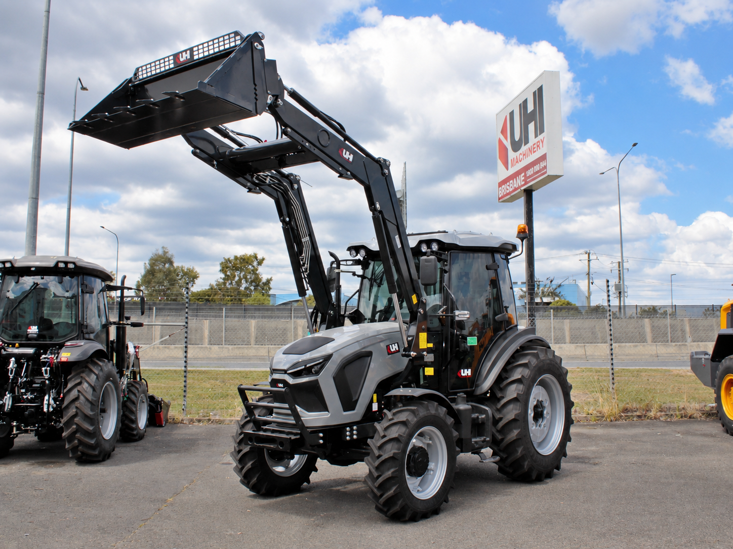 LGF1004P 100HP Premium Tractor | UHI Machinery image 4