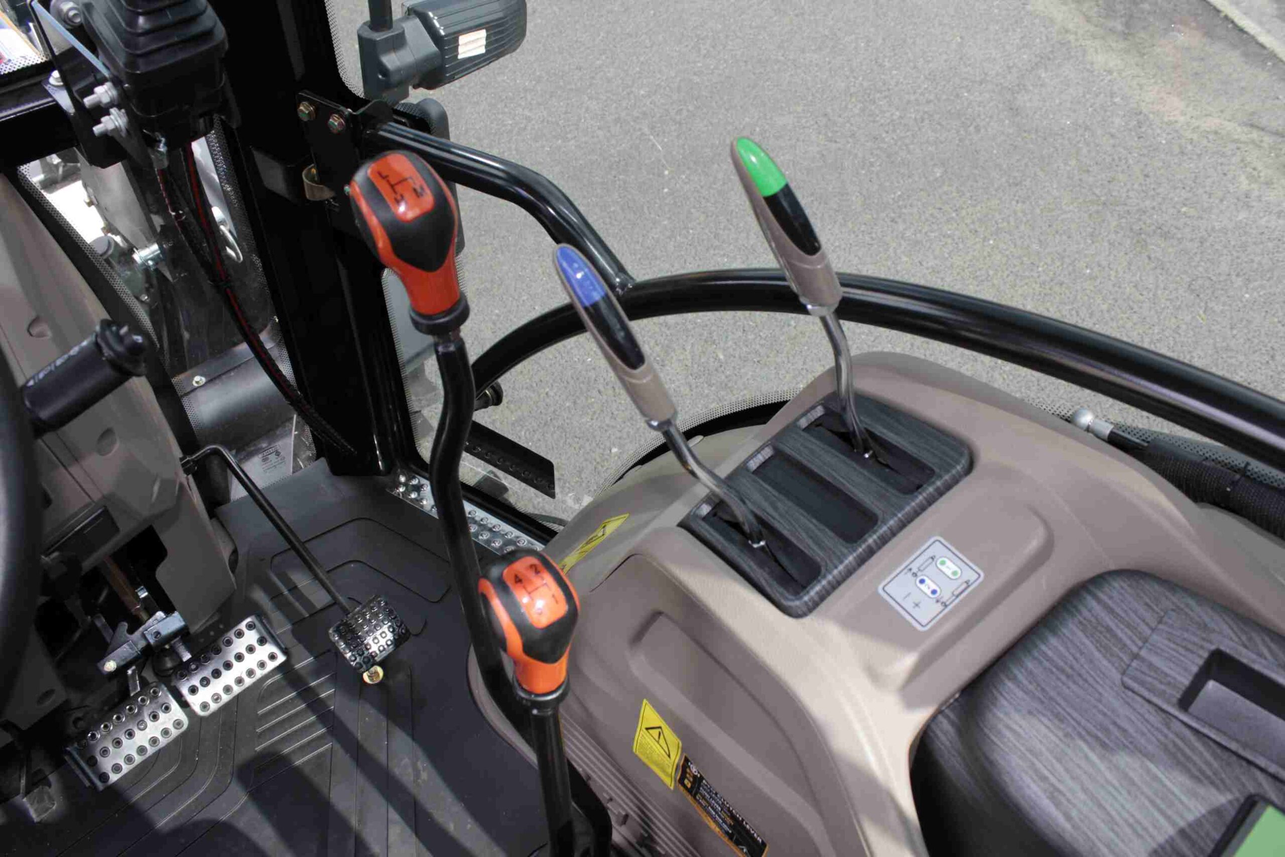 LGF654P 65HP Premium Tractor | UHI Machinery image 7