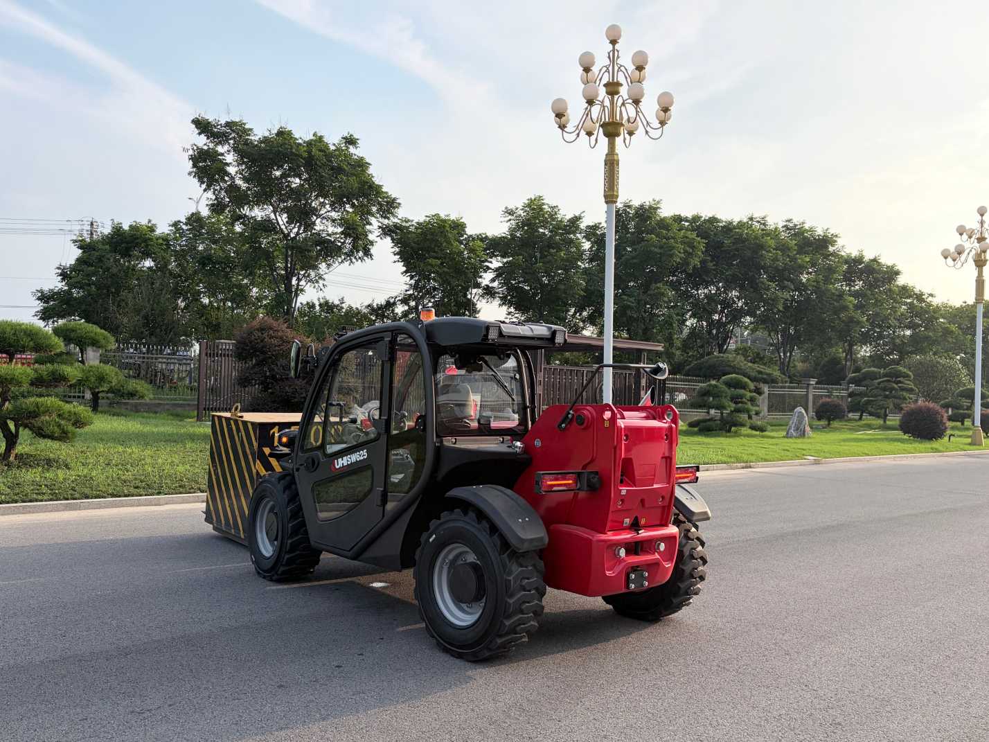 SW625 2.5T Telehandler with 74HP Kubota Engine | UHI Machinery - Image 4