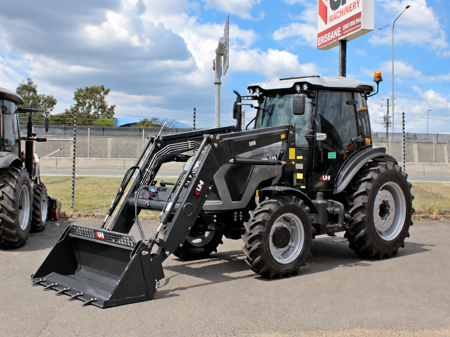 LGF1004P 100HP Premium Tractor | UHI Machinery image 3