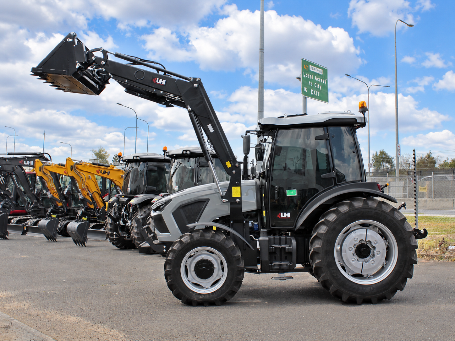 LGF1004P 100HP Premium Tractor | UHI Machinery image 5