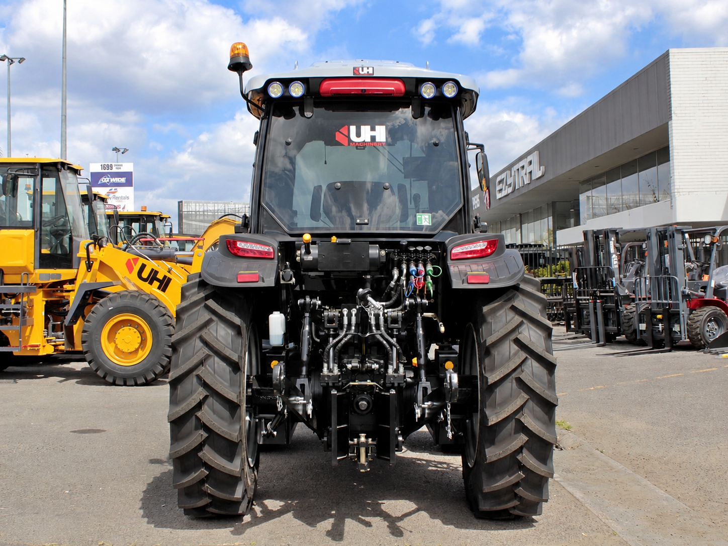 LGF1004P 100HP Premium Tractor | UHI Machinery image 6