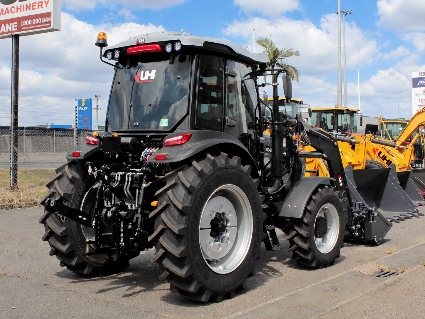 LGF1004P 100HP Premium Tractor | UHI Machinery image 7
