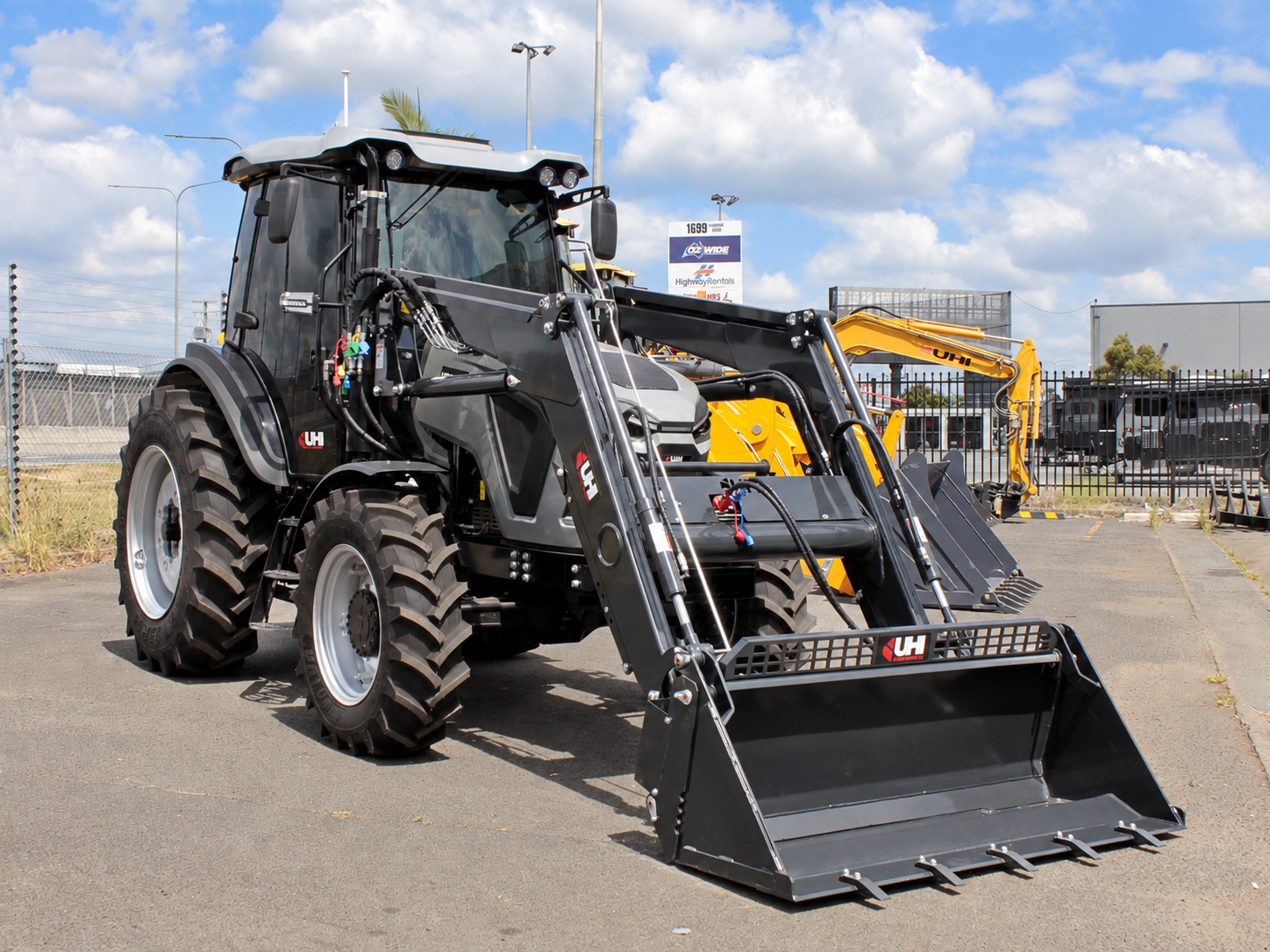LGF1004P 100HP Premium Tractor | UHI Machinery image 9