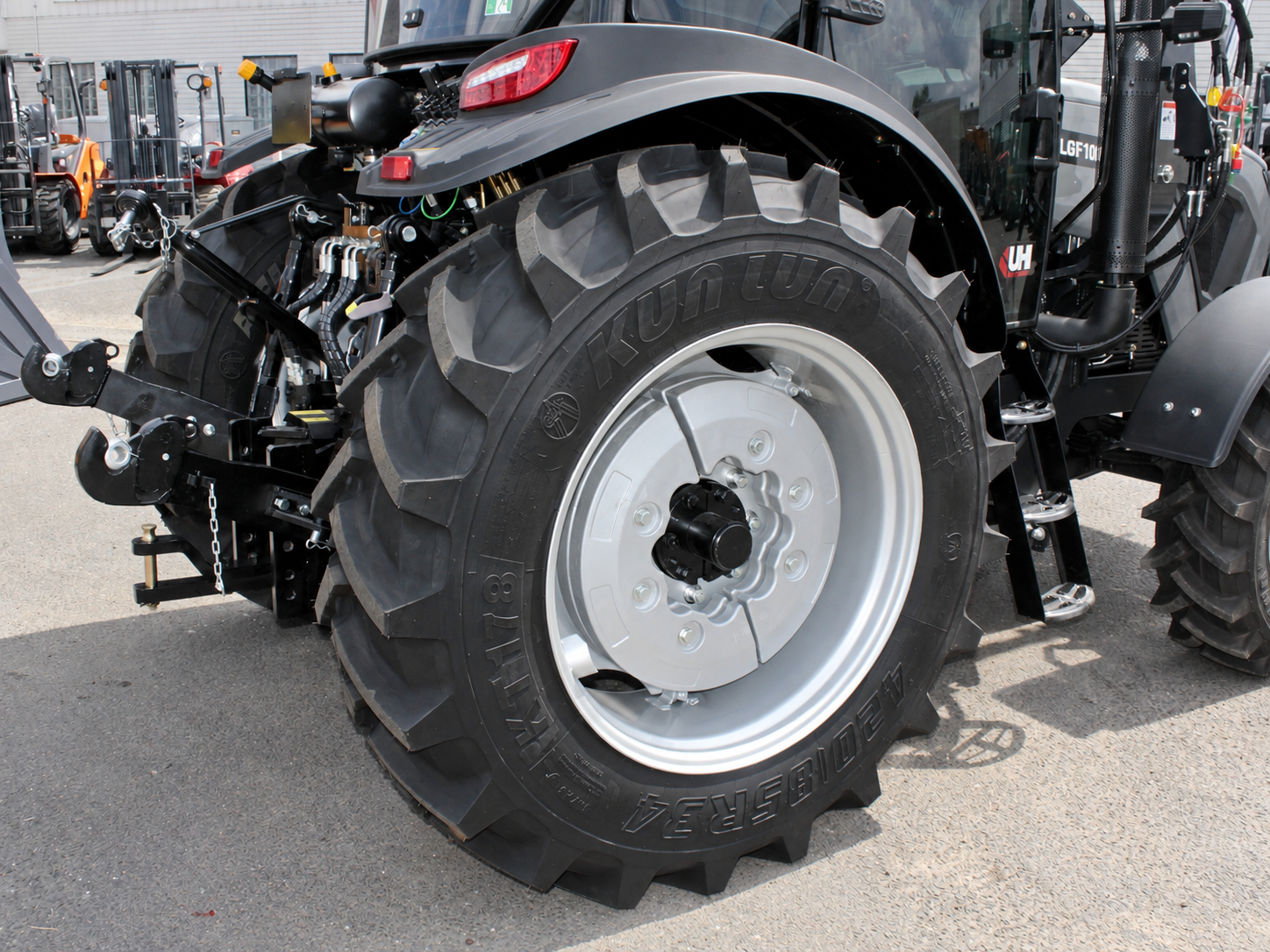 LGF1004P 100HP Premium Tractor | UHI Machinery image 15