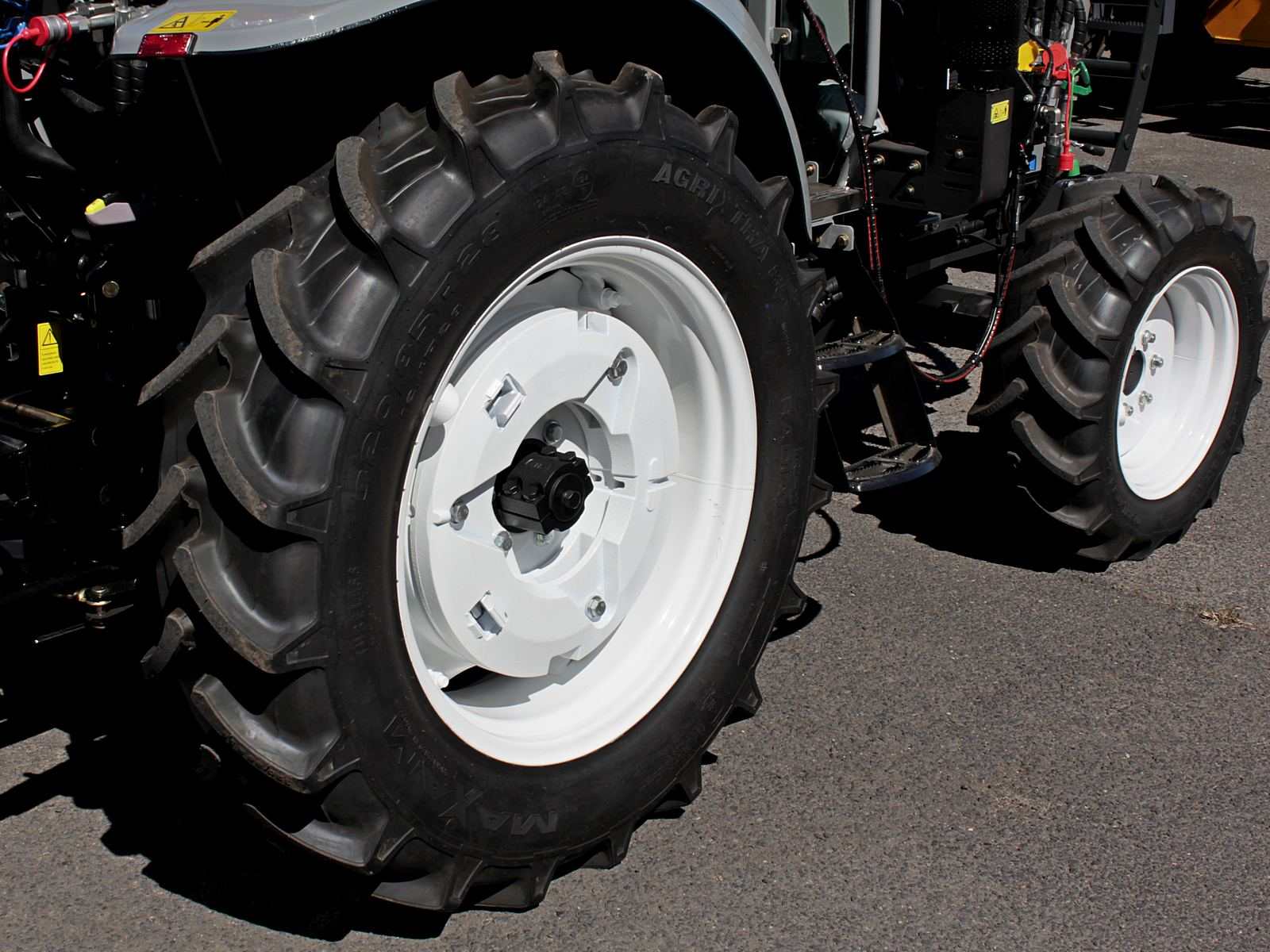 LGF454 45HP Premium Tractor | UHI Machinery image 24
