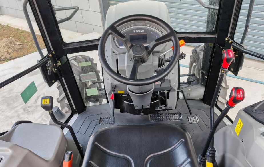 LGF1004P ergonomic cab controls and adjustable steering