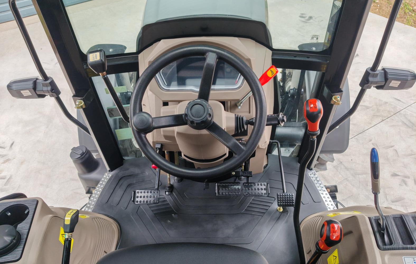 LGF754P ergonomic cab controls and adjustable steering
