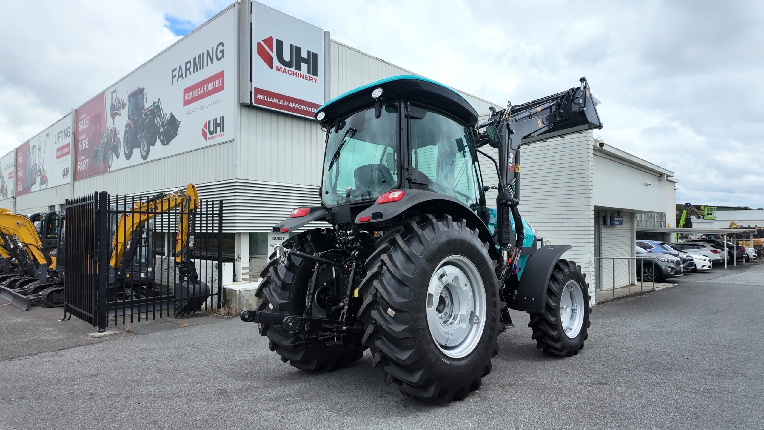 AUPAX4075 75HP Elite Tractor | UHI Machinery image 11