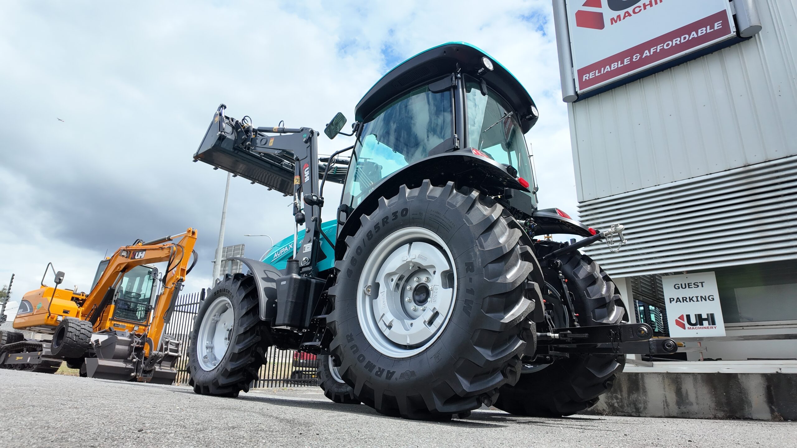 AUPAX4075 75HP Elite Tractor | UHI Machinery image 8