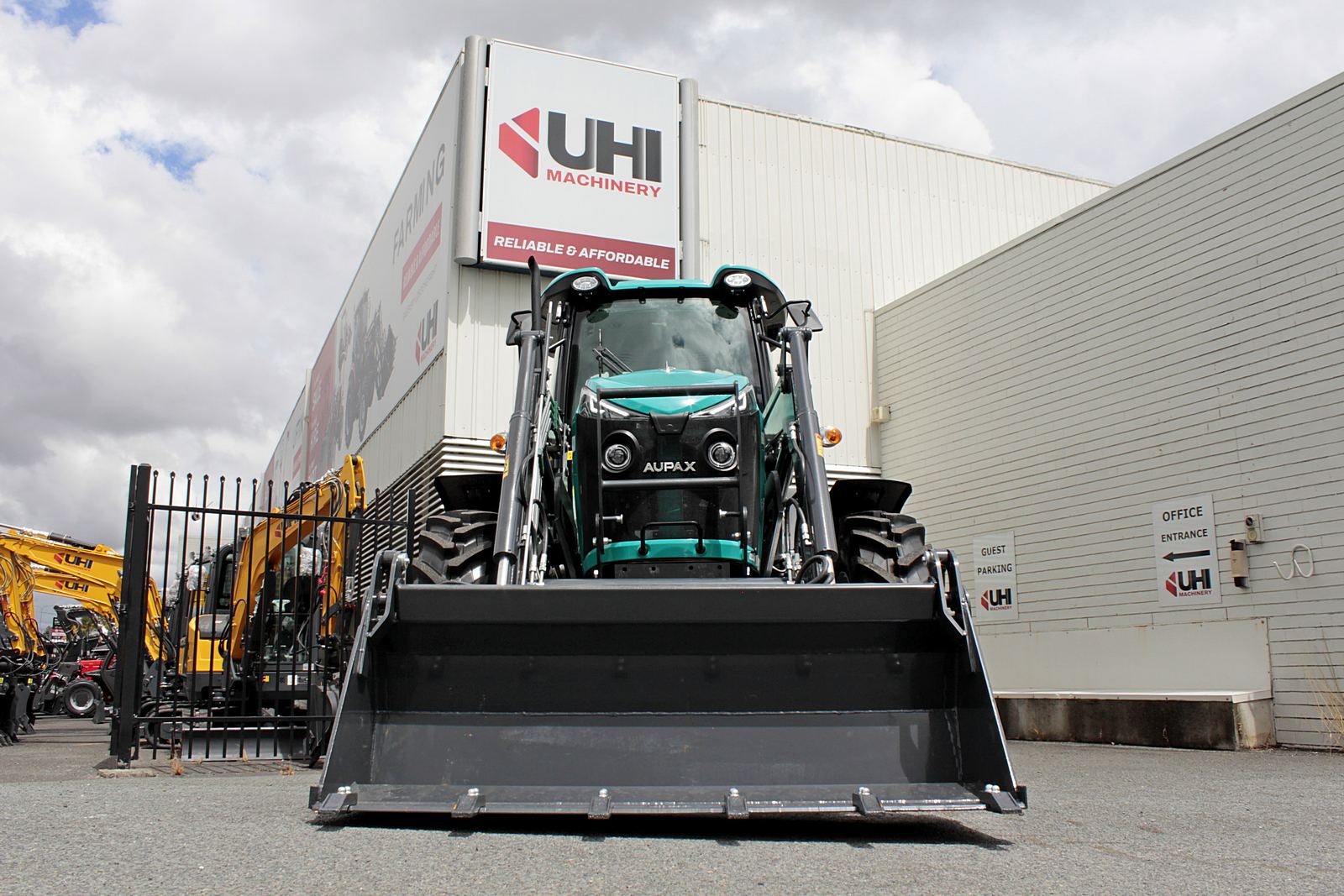 AUPAX5120 120HP Elite Tractor | UHI Machinery image 5