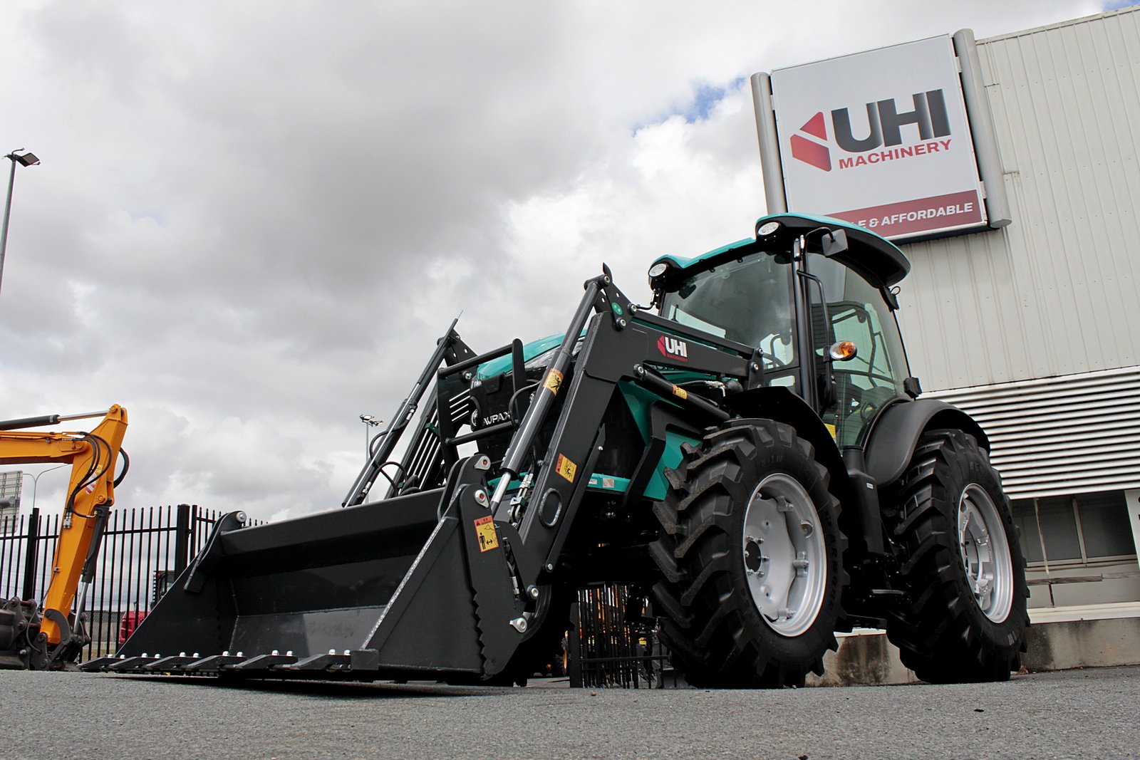 AUPAX4090 90HP Elite Tractor | UHI Machinery image 2
