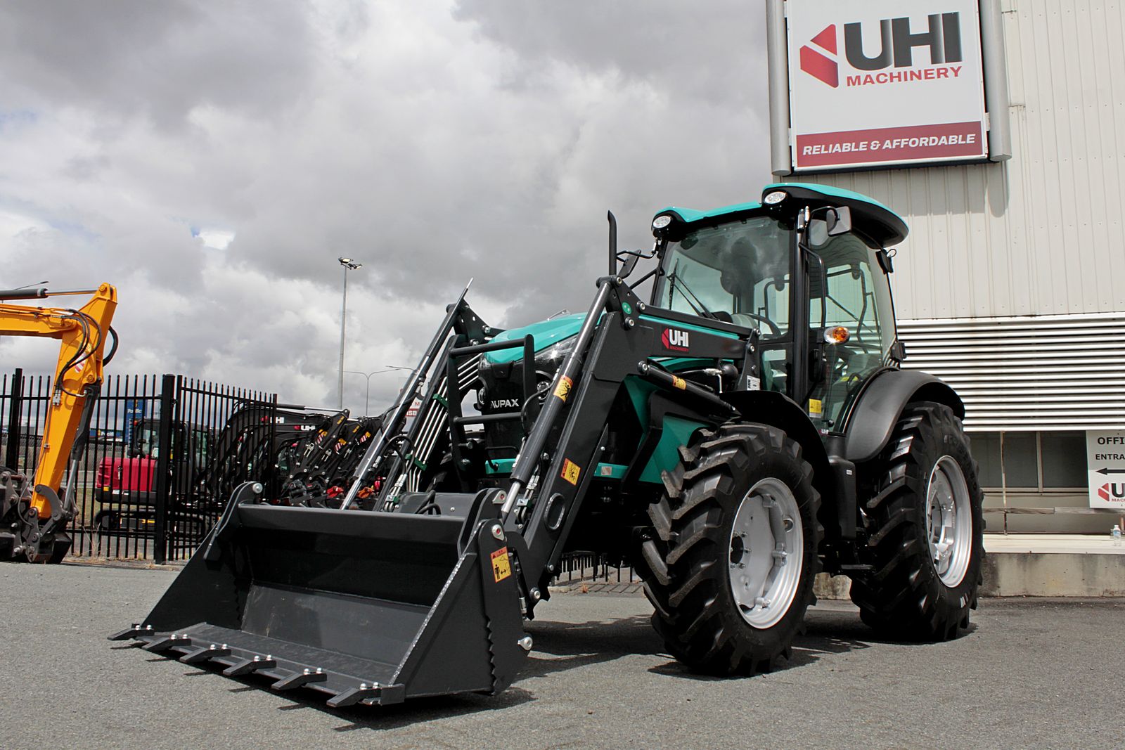 AUPAX5120 120HP Elite Tractor | UHI Machinery image 4