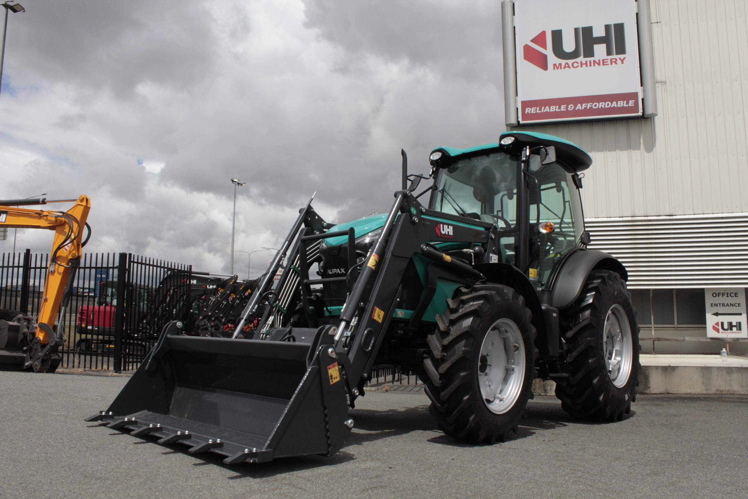 AUPAX4075 75HP Elite Tractor | UHI Machinery image 5
