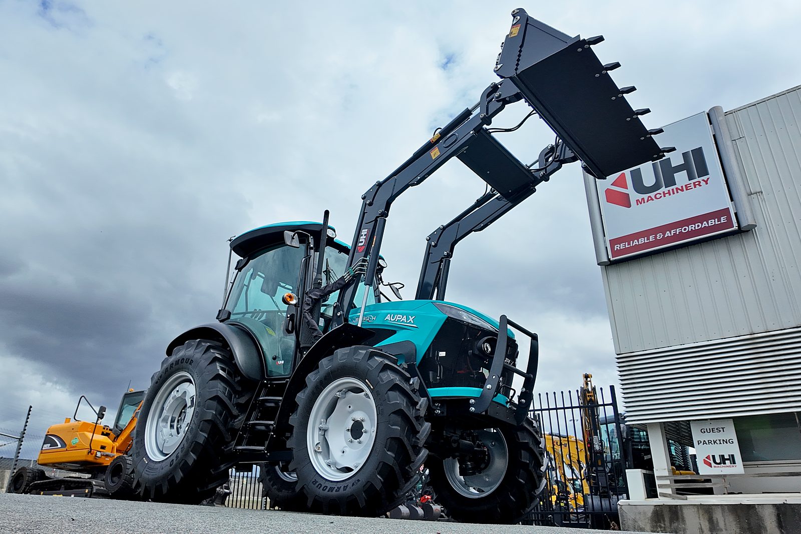 AUPAX4090 90HP Elite Tractor | UHI Machinery image 3