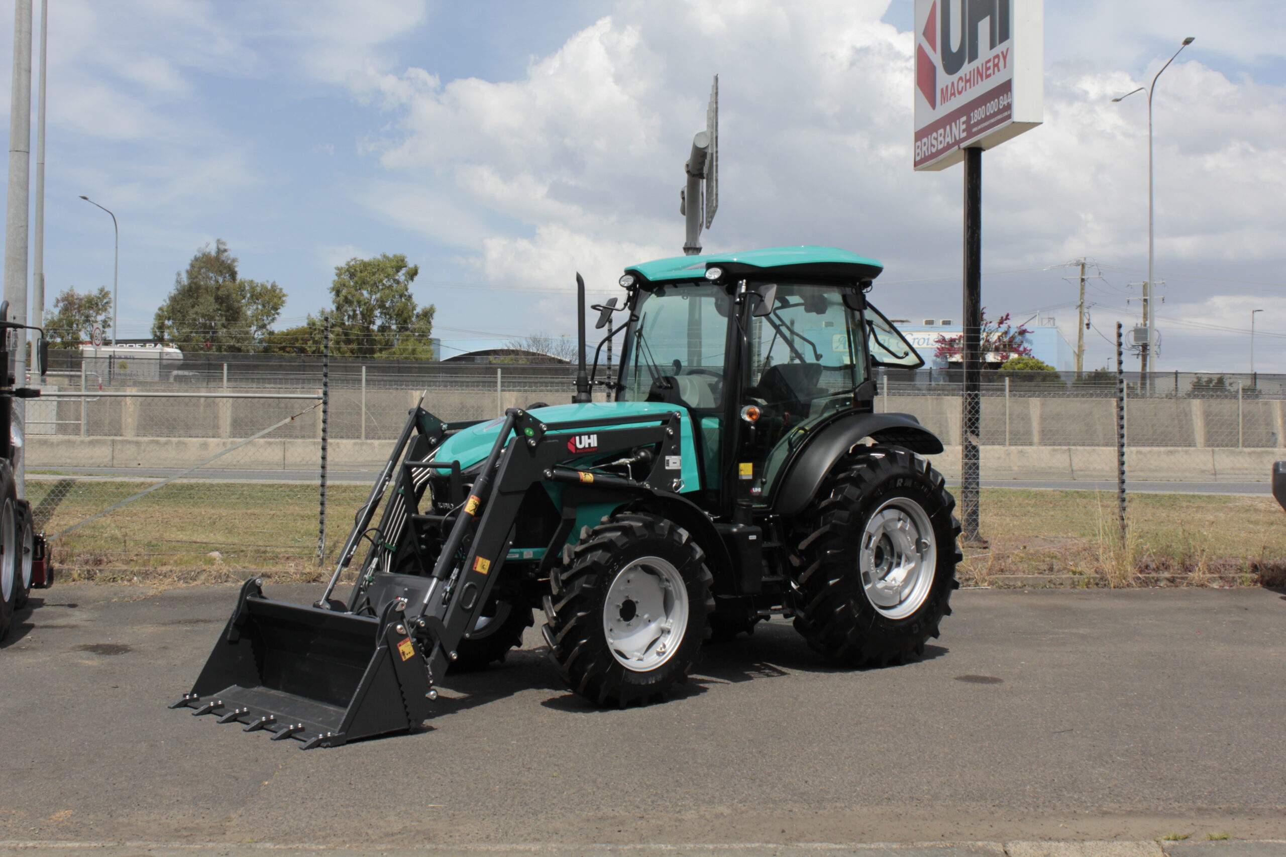 AUPAX4075 75HP Elite Tractor | UHI Machinery image 2