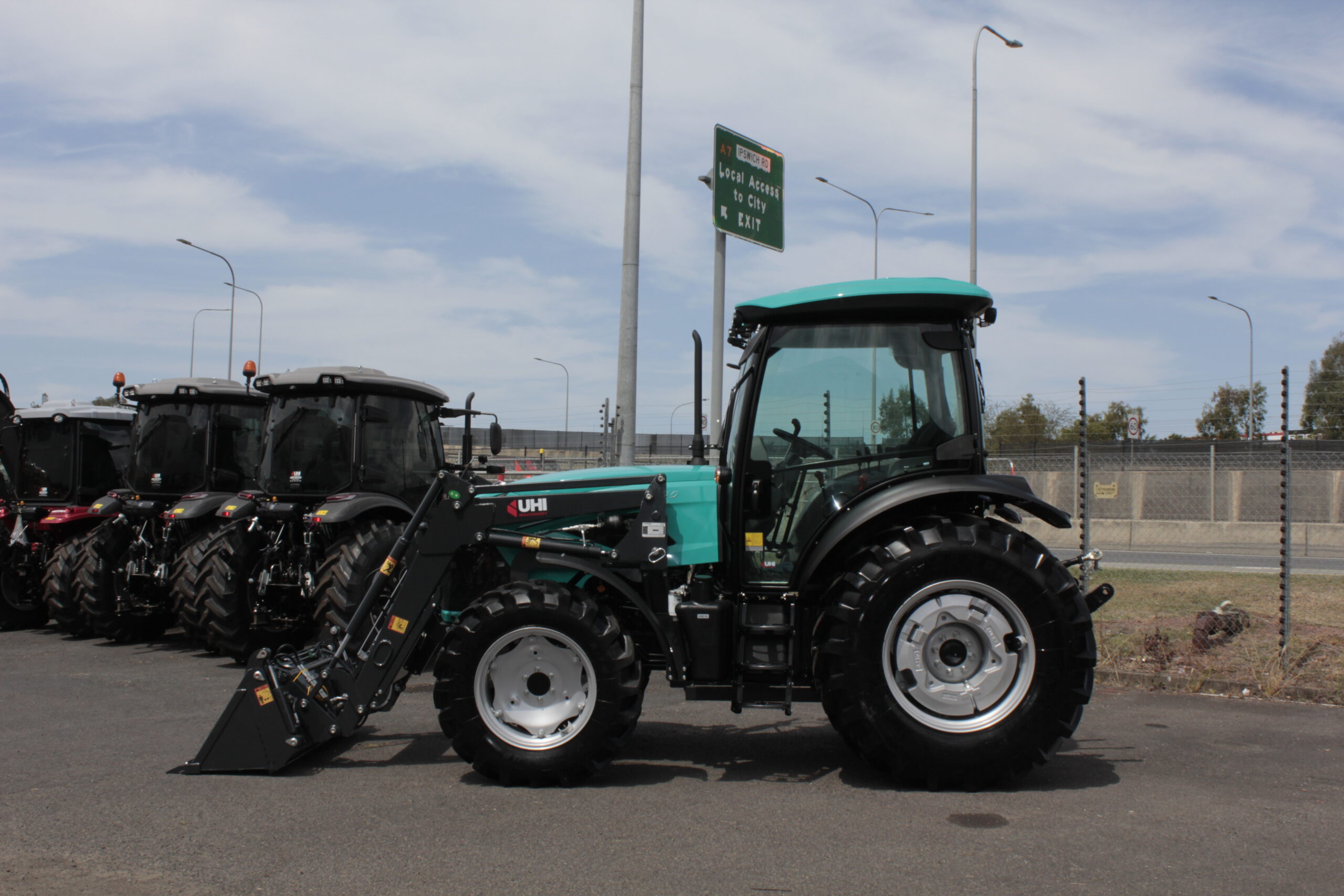 AUPAX4075 75HP Elite Tractor | UHI Machinery image 4