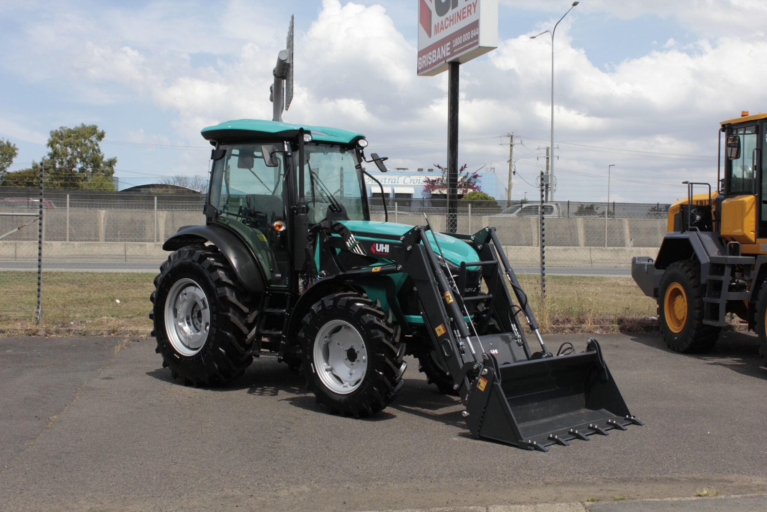 AUPAX4075 75HP Elite Tractor | UHI Machinery image 3