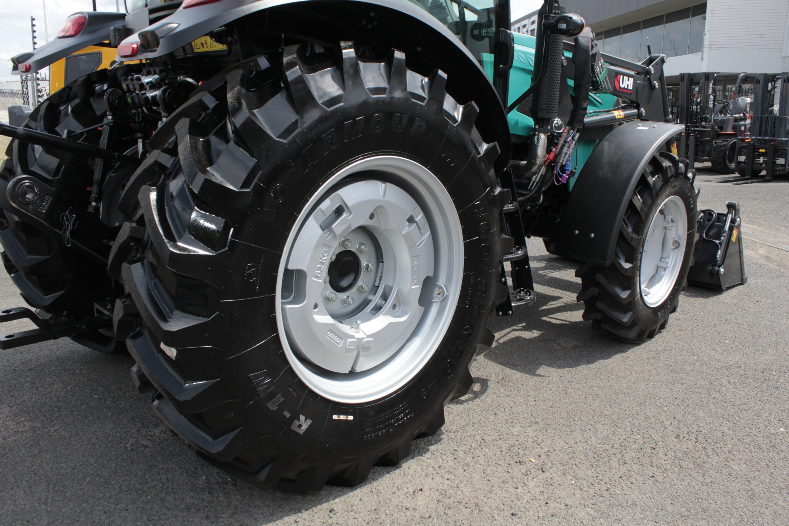 AUPAX4075 75HP Elite Tractor | UHI Machinery image 9
