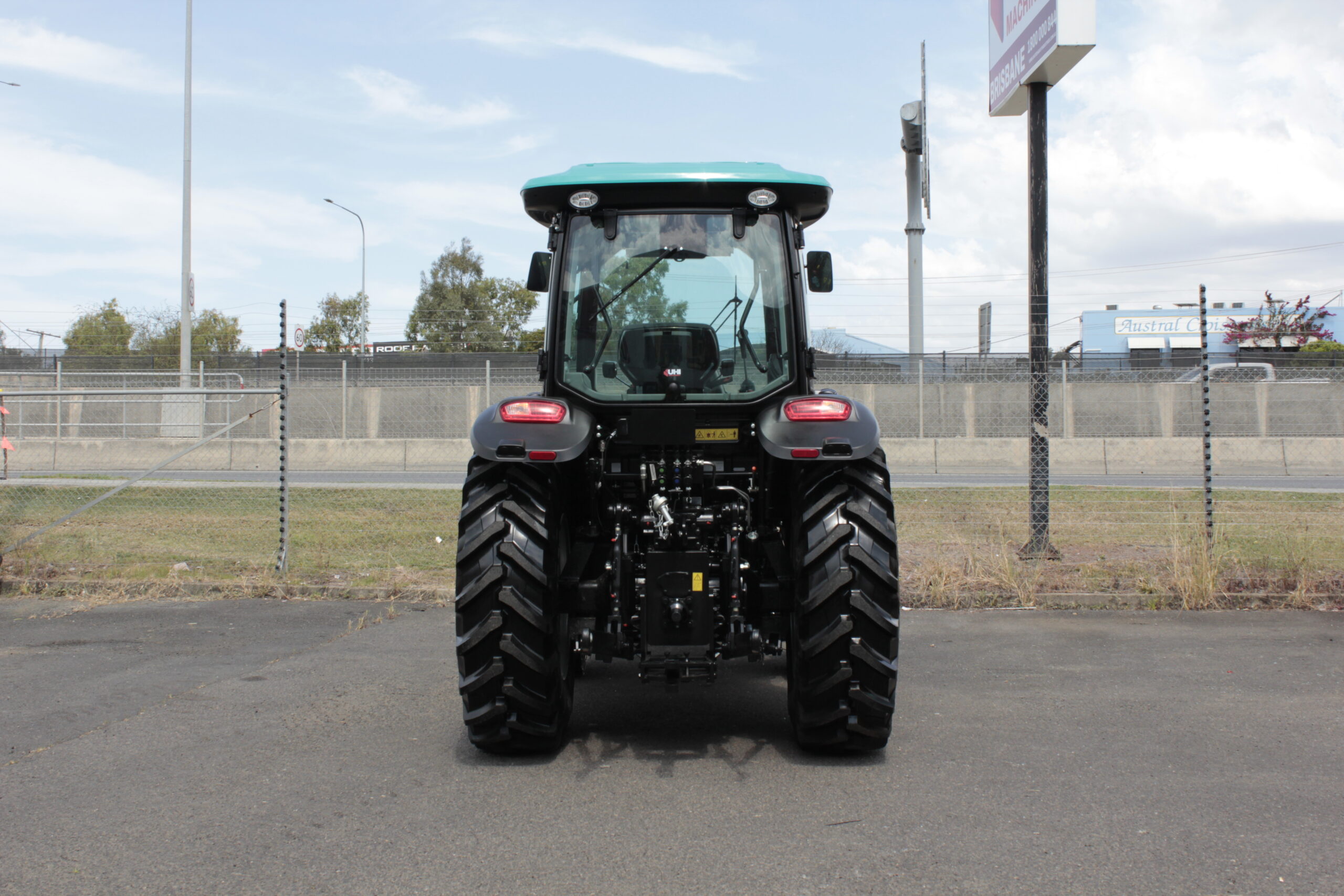 AUPAX4075 75HP Elite Tractor | UHI Machinery image 6