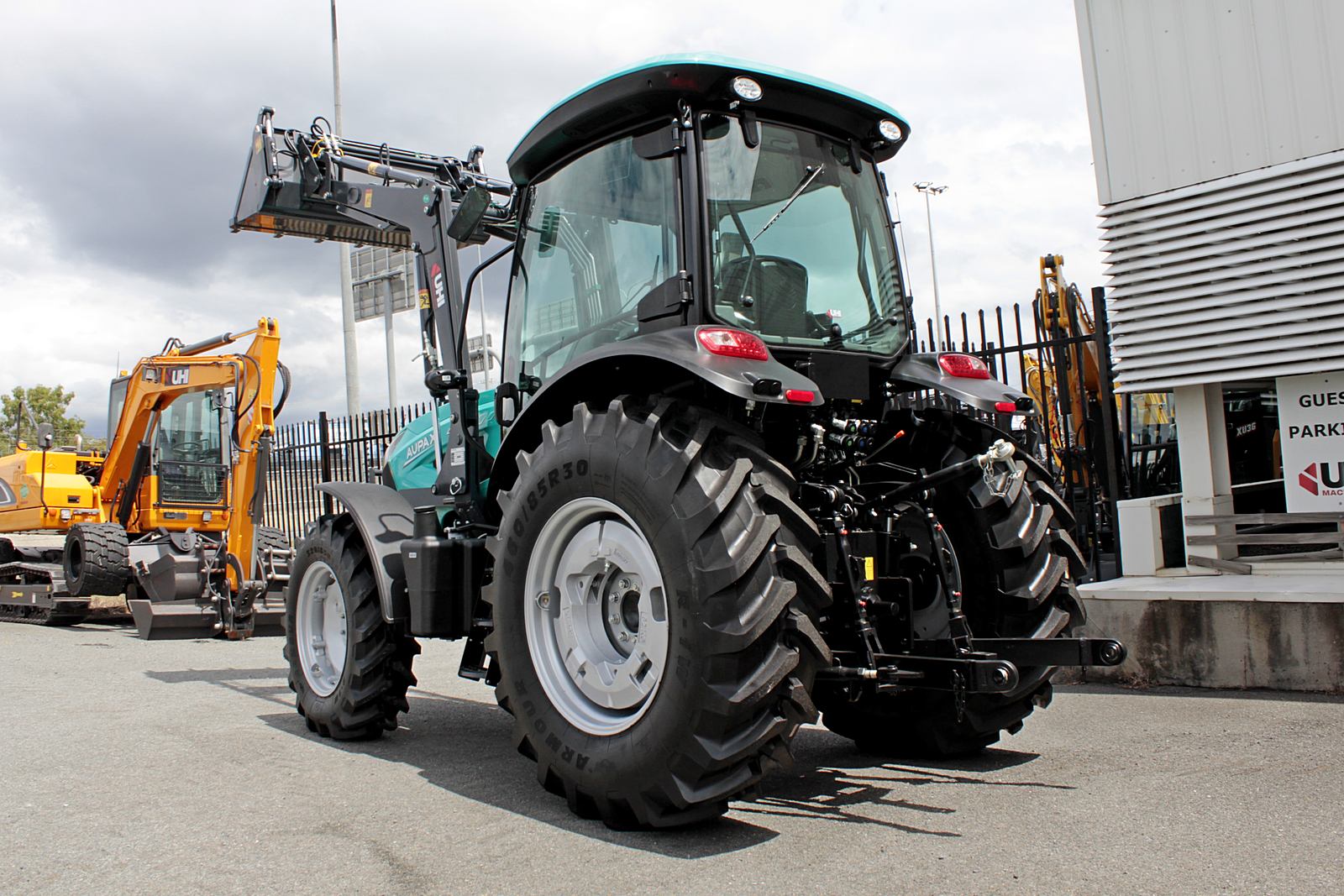 AUPAX4090 90HP Elite Tractor | UHI Machinery image 7