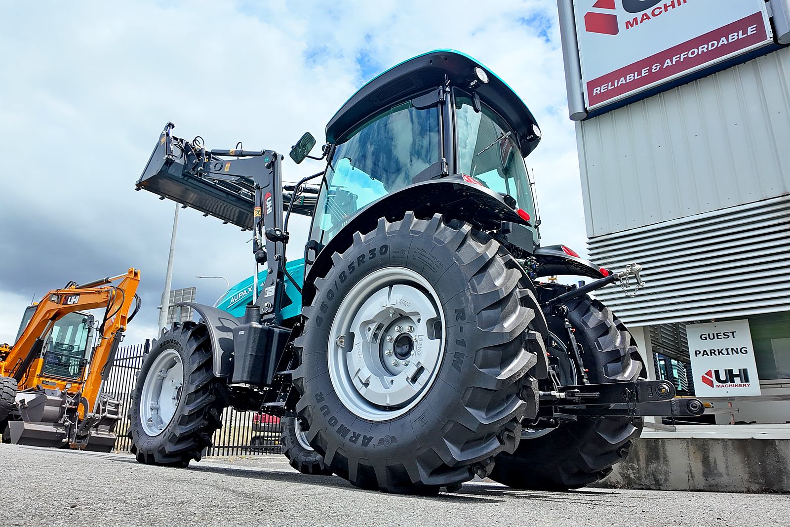 AUPAX5120 120HP Elite Tractor | UHI Machinery image 7