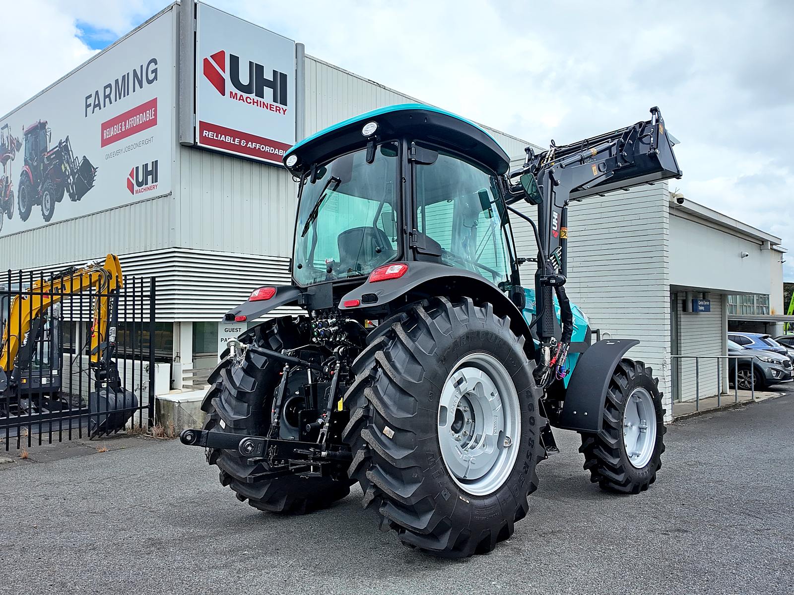 AUPAX5120 120HP Elite Tractor | UHI Machinery image 9