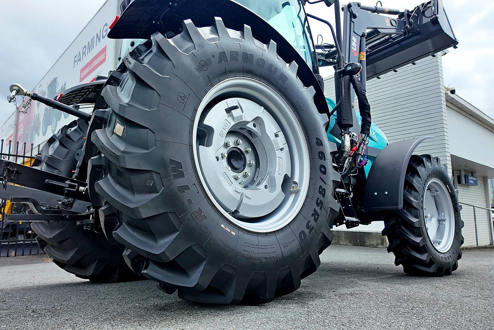 AUPAX4090 90HP Elite Tractor | UHI Machinery image 14
