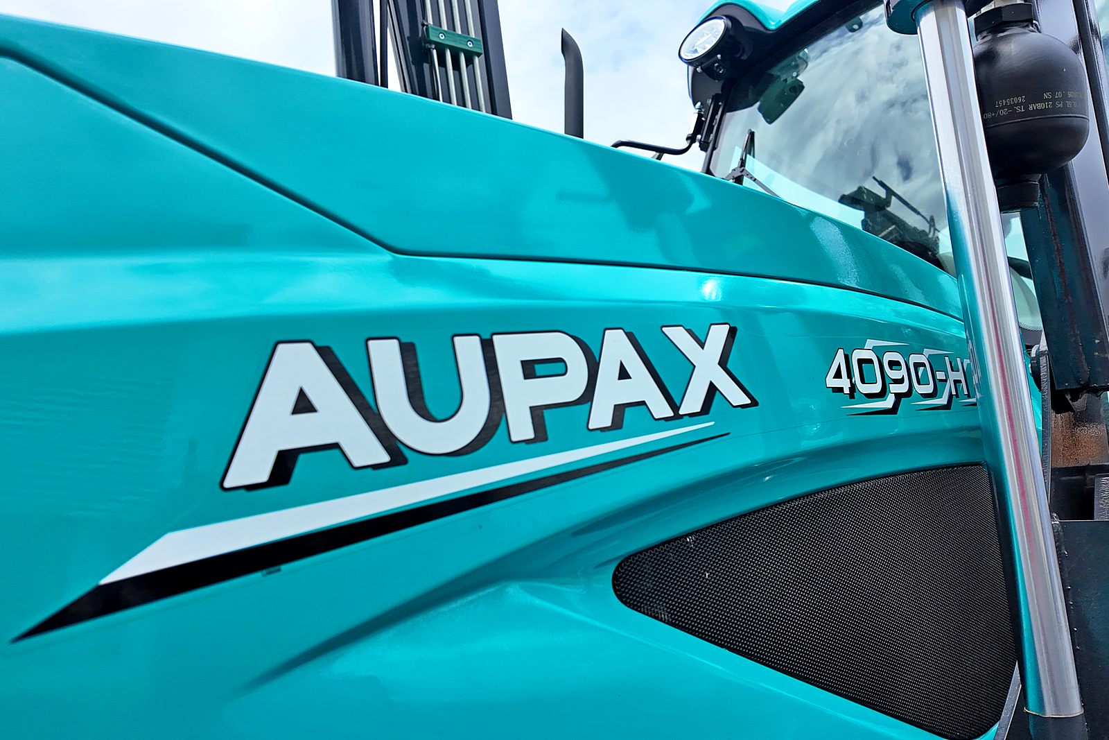 AUPAX4090 90HP Elite Tractor | UHI Machinery image 4