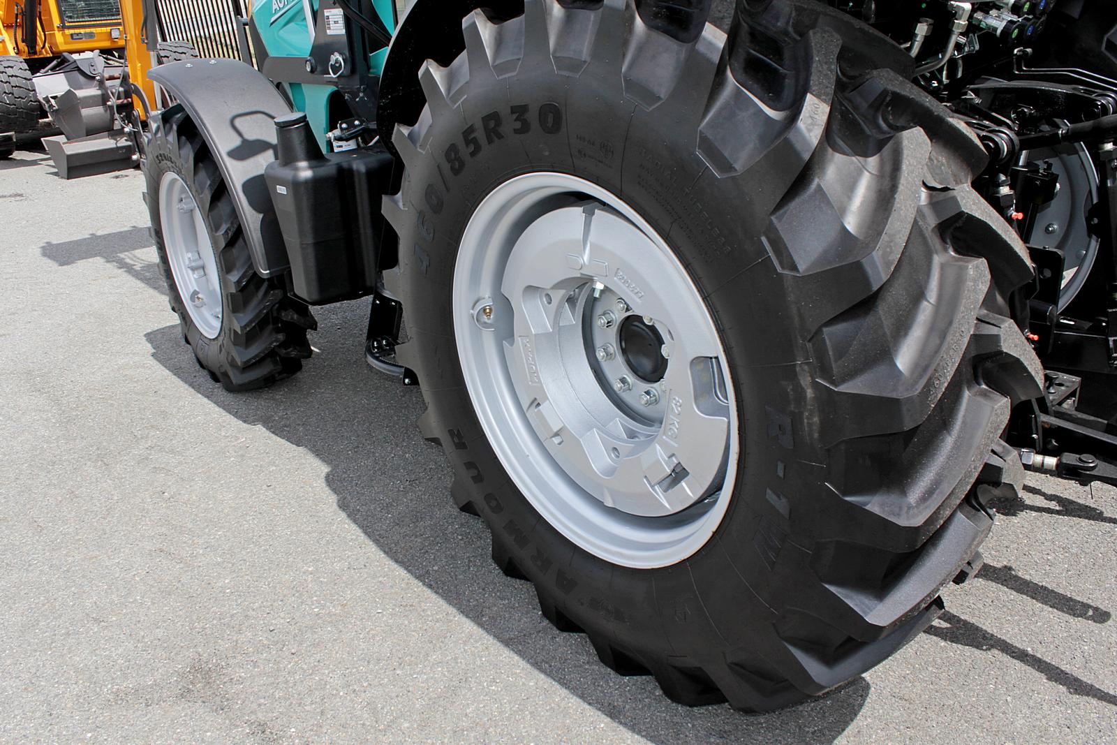 AUPAX5120 120HP Elite Tractor | UHI Machinery image 6