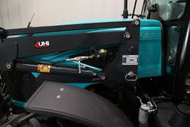 Loader arms and hydraulic hoses