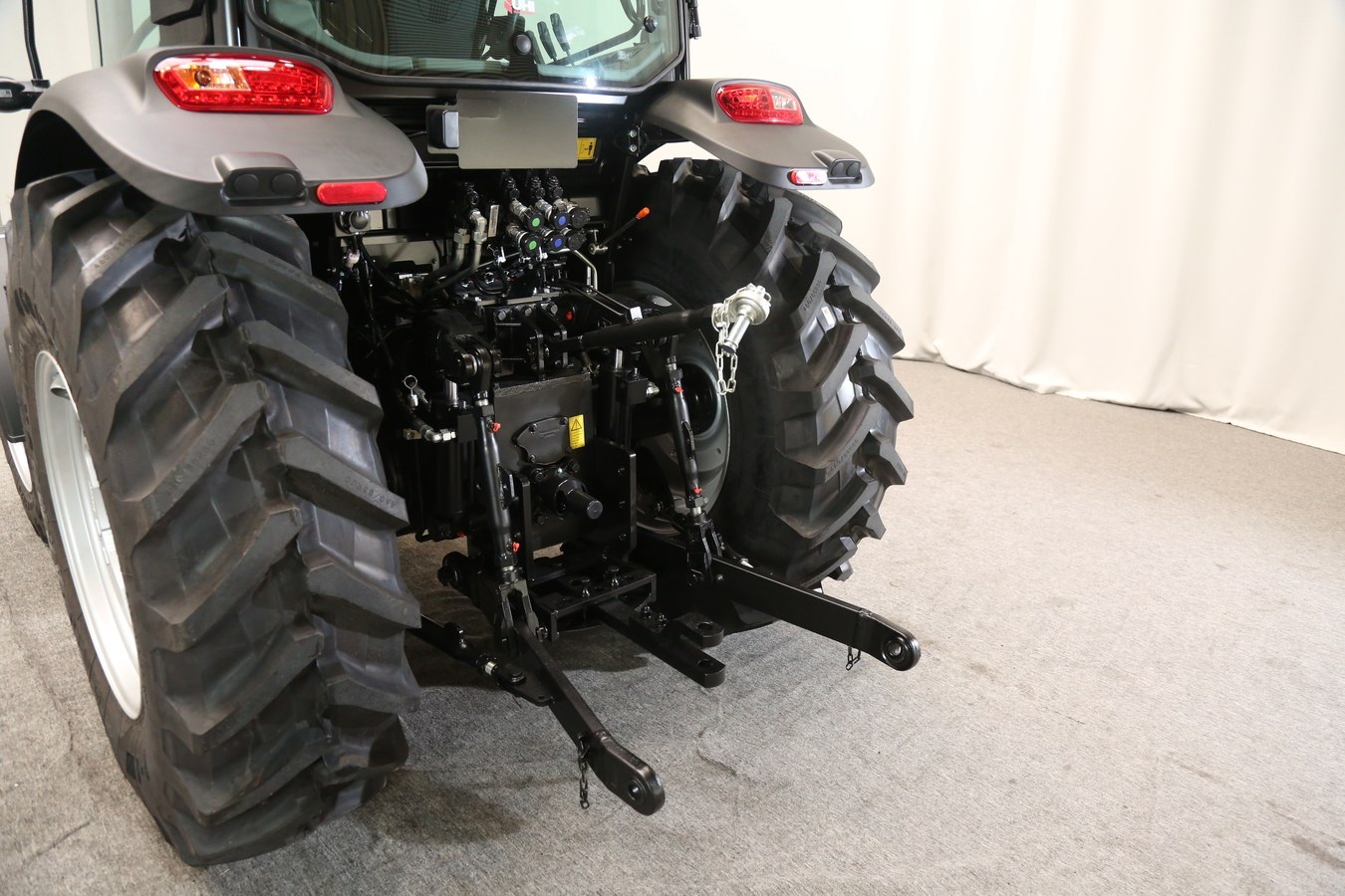 Rear linkage and lift assembly