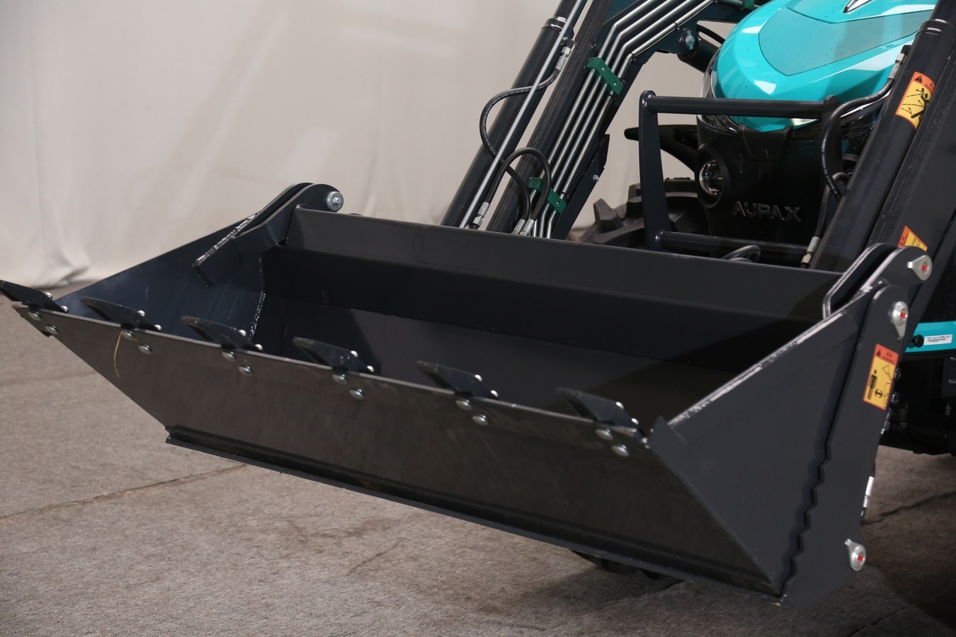 4-in-1 bucket detail