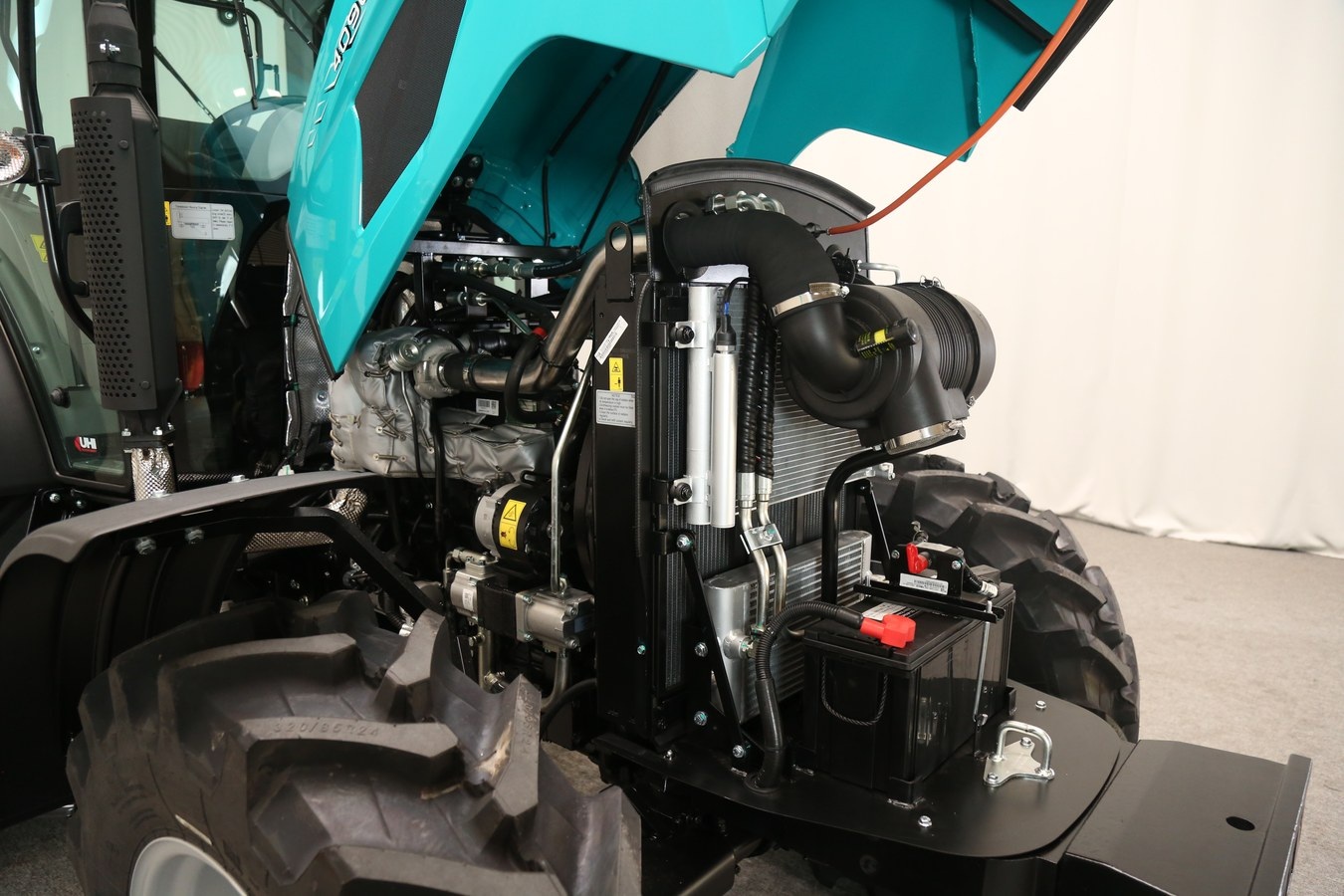 Service-access hood and front frame detail