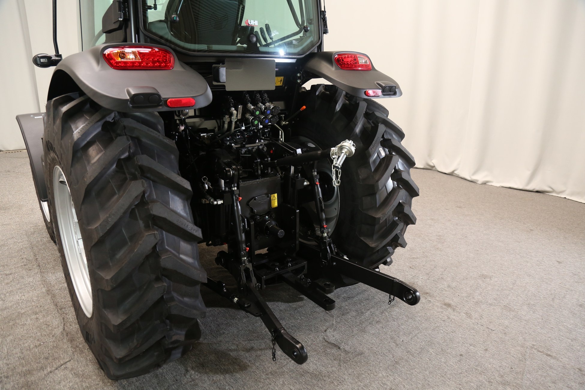 AUPAX 4090-H rear linkage and hydraulic connections