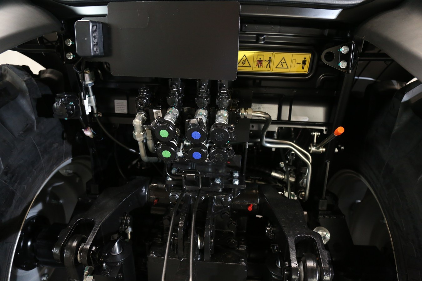 Rear hydraulic valve block detail