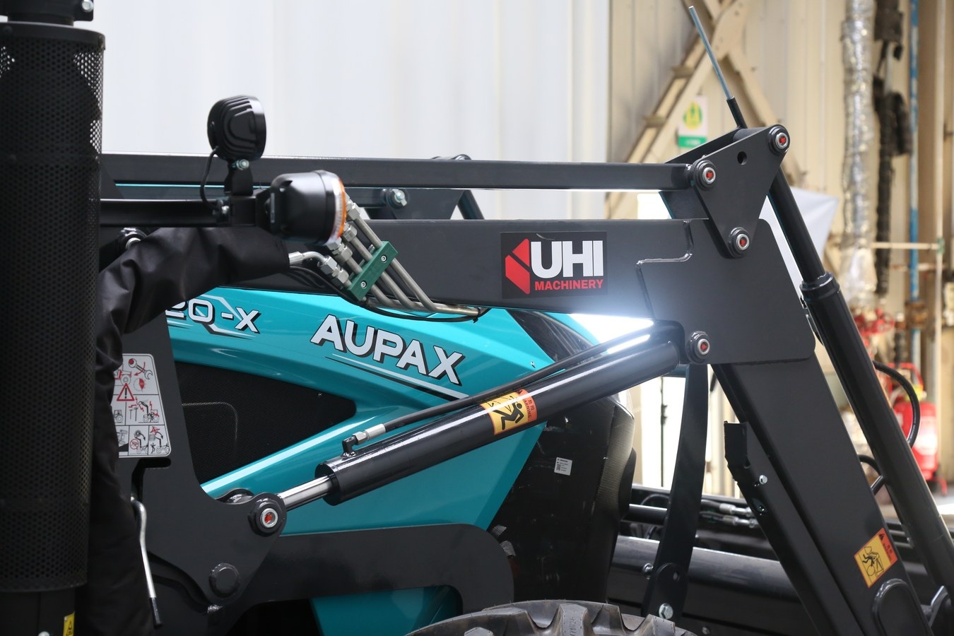 Loader arms and hoses detail