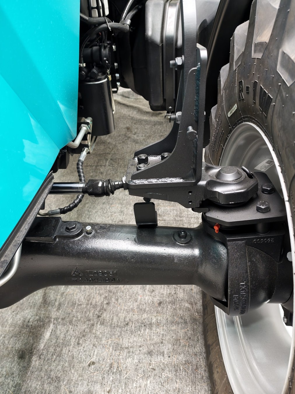 Front axle and lower chassis detail
