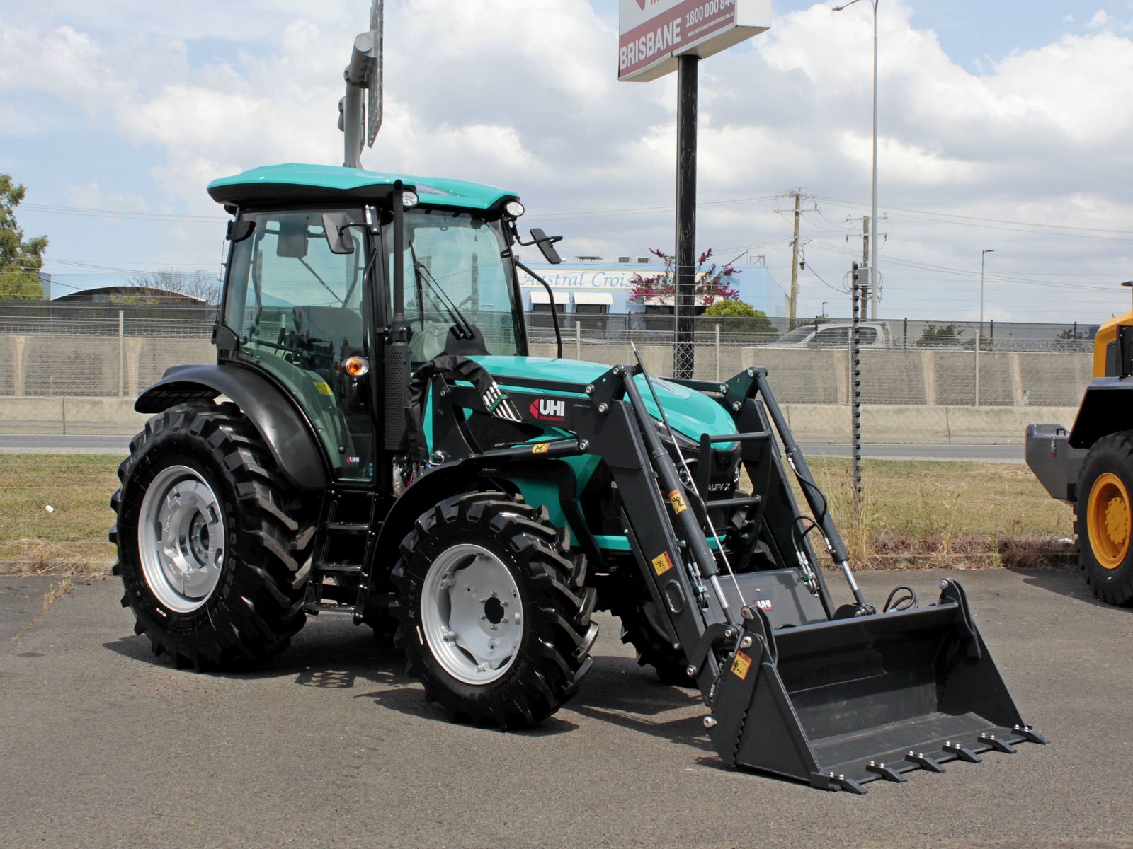 AUPAX5120 120HP Elite Tractor | UHI Machinery image 2