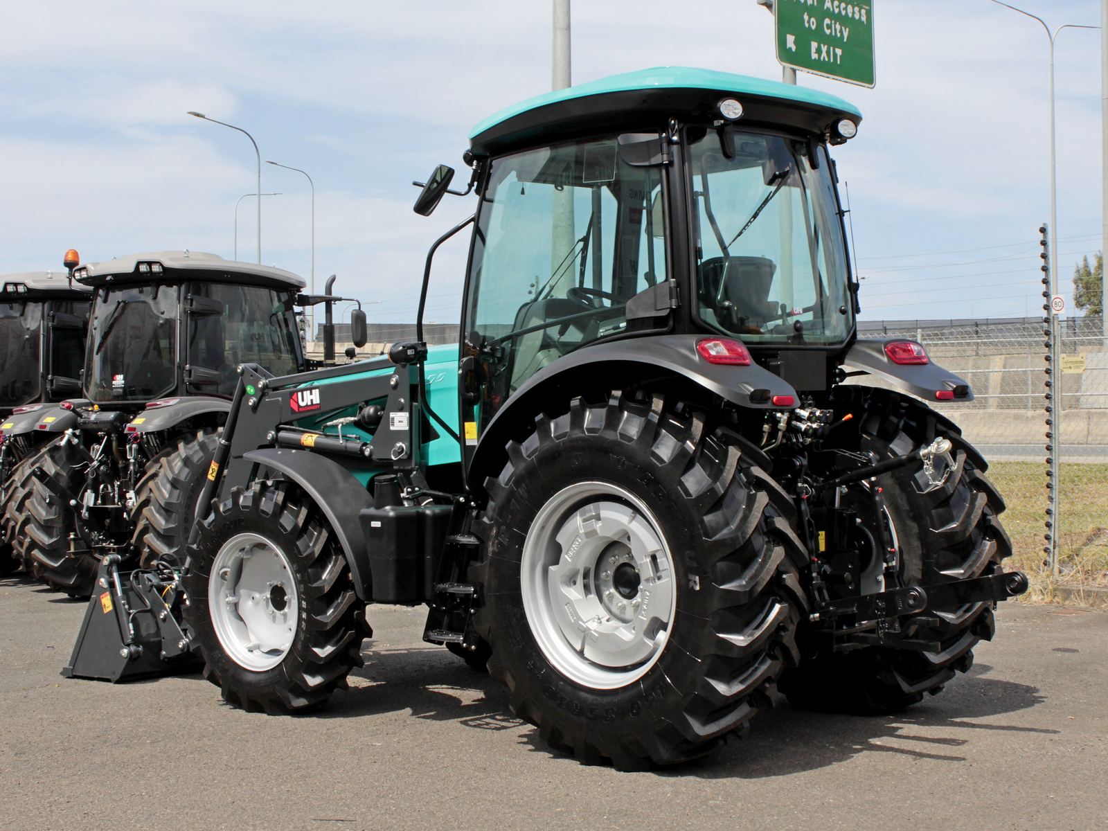 AUPAX4090 90HP Elite Tractor | UHI Machinery image 10