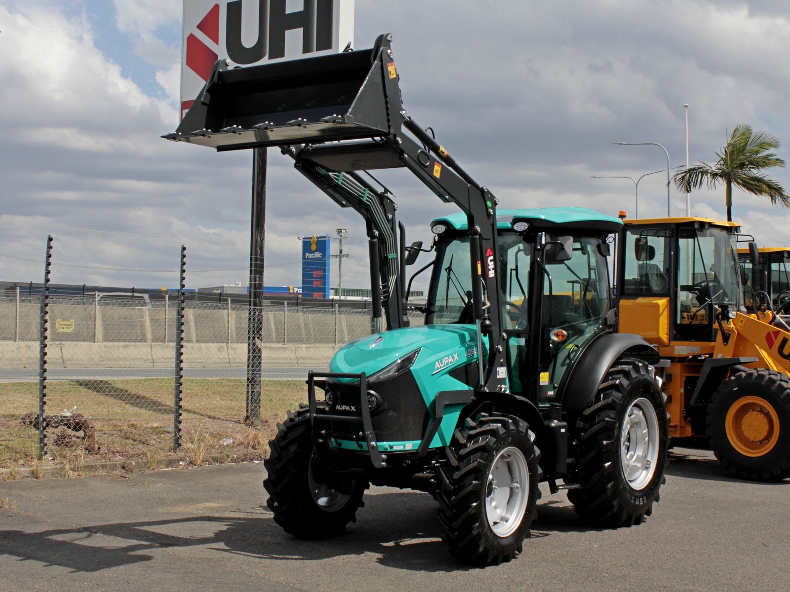 AUPAX4090 90HP Elite Tractor | UHI Machinery image 11